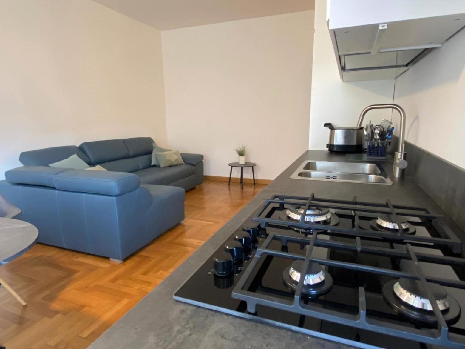 The Little Duck - Modern Apartment With Balcony โกโม ภายนอก รูปภาพ