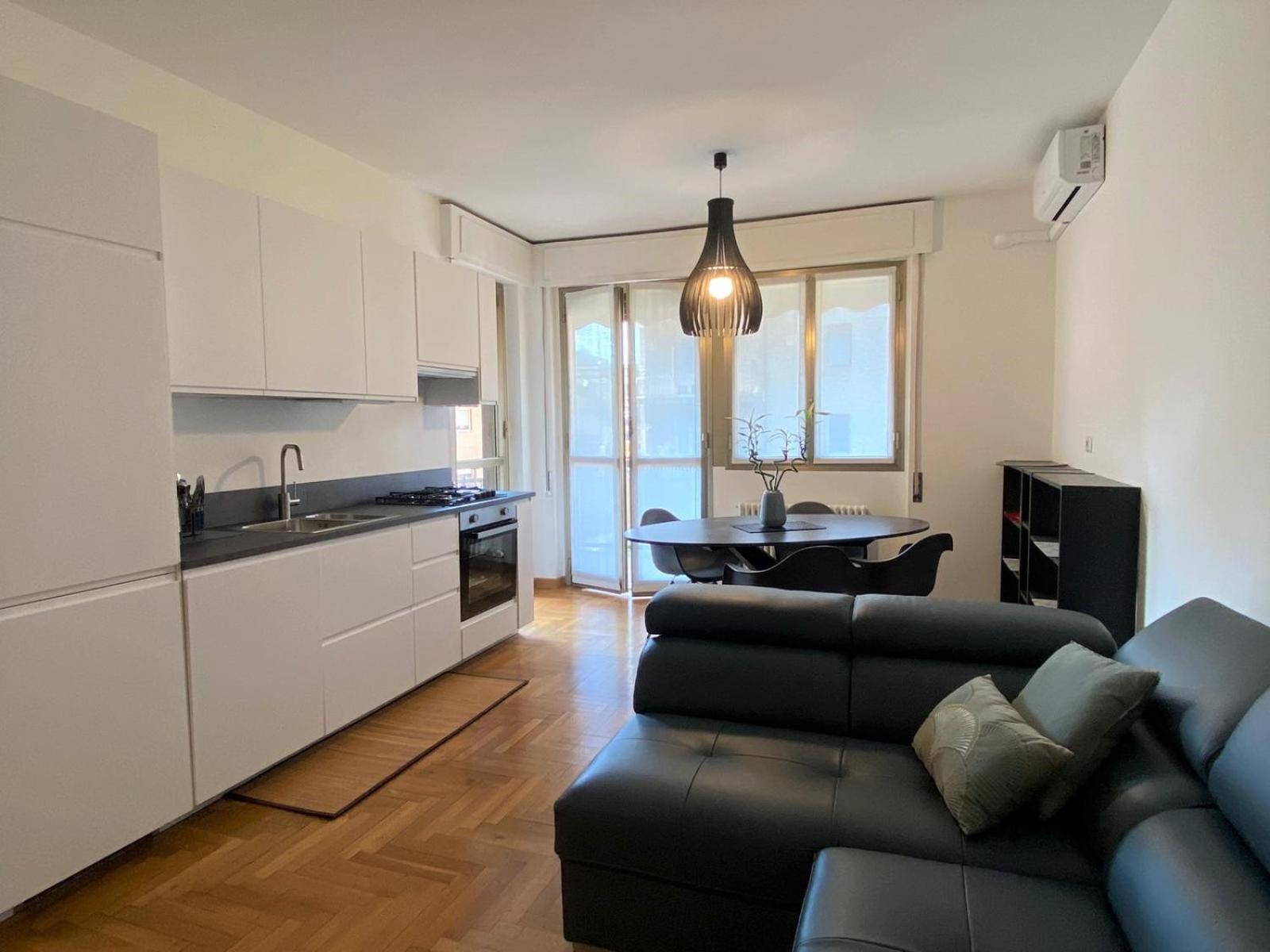 The Little Duck - Modern Apartment With Balcony โกโม ภายนอก รูปภาพ